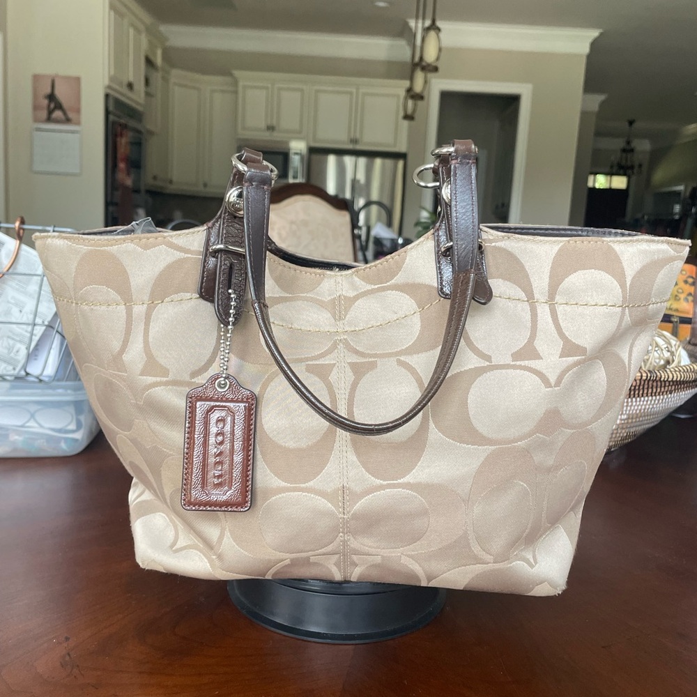 Coach Carly signature canvas shoulder/Tote GUC